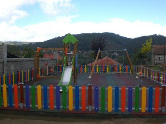 Valla de cierre en parque infantil de Salceda de Caselas