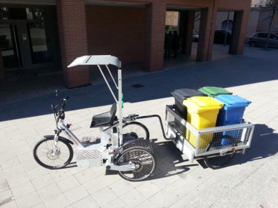 Triciclo eléctrico Smartworker SWB con remolque para contenedores