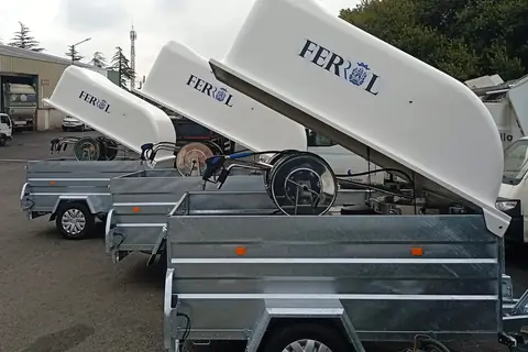 Remolques de limpieza viaria con la capota rotulada para Ferrol