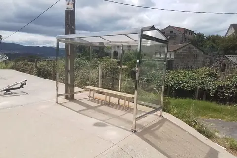 Dos marquesinas de parada de autobús. Concello de Vilaboa