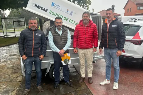 Dos remolques: equipo de desatascos y regadora de emulsión asfáltica. Concellos de Mesía y Vilasantar