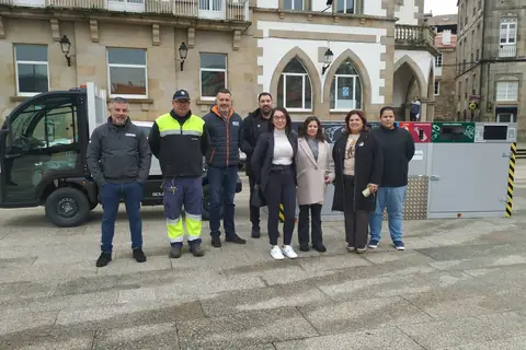 Vehículo 100 % eléctrico Urbaplus con punto limpio móvil Urbaclic. Concello de Muros