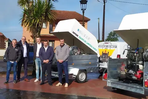 Dos remolques de limpieza viaria. Concellos de Mesía, Vilasantar y Sobrado dos Monxes