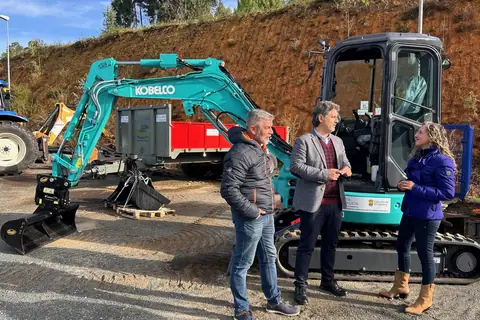 Miniexcavadora Kobelco SK34SR-7. Concello de Ortigueira