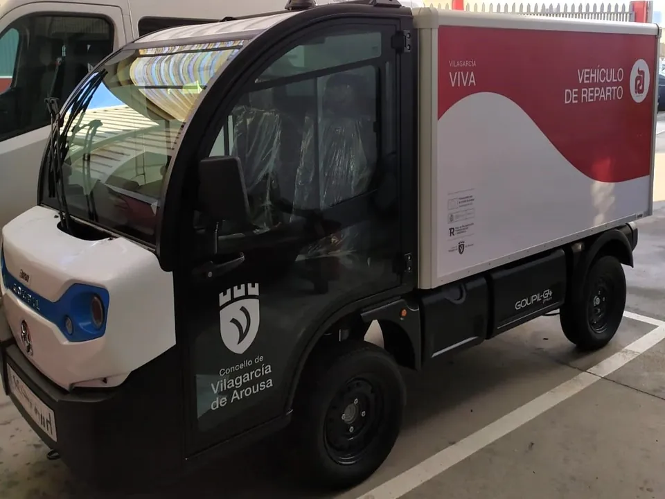 Vehículo eléctrico Goupil G4 con caja de reparto, rotulado para el Concello de Vilagarcía de Arousa