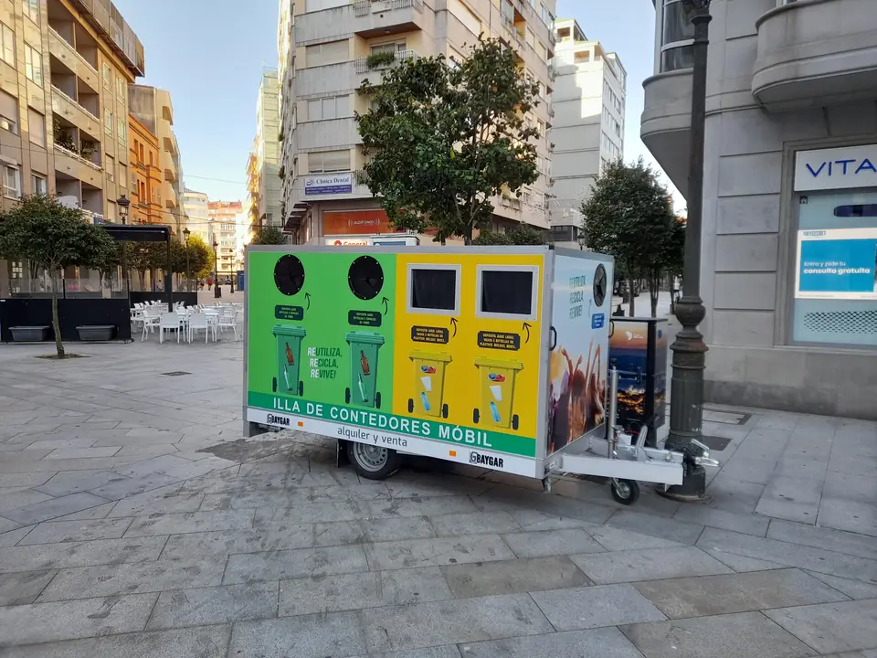 Isla móvil de reciclaje con contenedores verde, amarillo y azul en una calle de Vilagarcía de Arousa