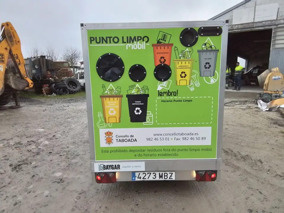 Remolque punto limpio móvil Plus verde, con las bocas de reciclaje a la vista