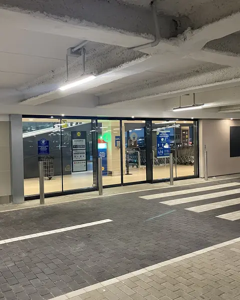 Acceso desde el aparcamiento de un supermercado, protegido con una puerta corredera cortafuegos