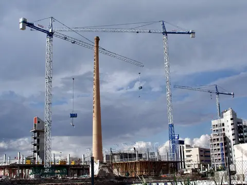 Grúas torre montadas en una obra de edificación