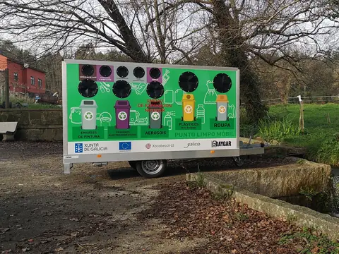 Punto limpio móvil Plus, verde, con las bocas de reciclaje a la vista